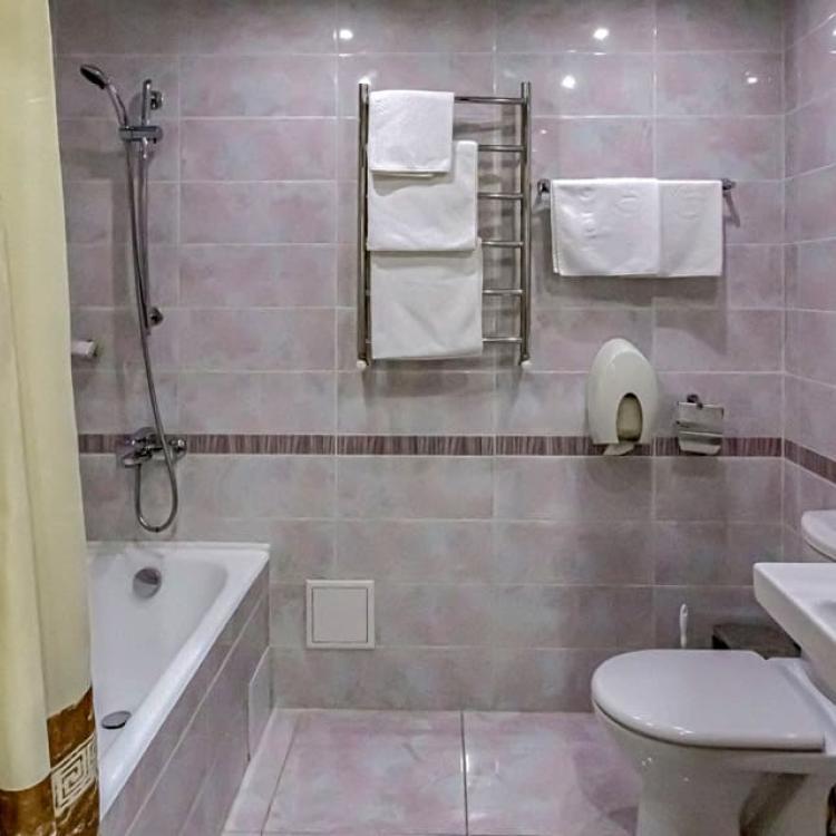 Совмещенный санузел с ванной в 2 местном 2 комнатном Люксе Улучшенном санатория Россия. Ессентуки