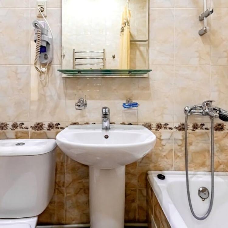 Совмещенный санузел с ванной в 2 местном 2 комнатном Повышенной Комфортности, Корпус №2 санатория Россия в Ессентуках