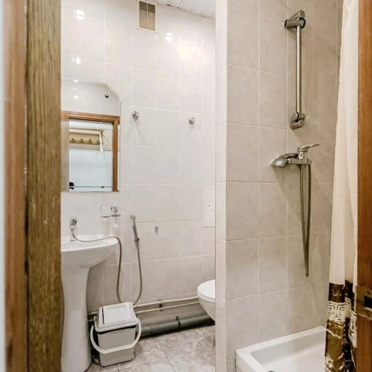 Ванная комната 2 местного 1 комнатного 1 категории Стандарта санатория Россия в Ессентуках